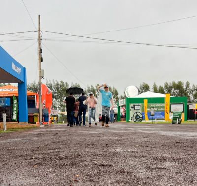 DINETEC: Primeiro dia de feira � aben�oado pela chuva