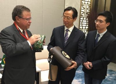 Blairo diz que �besteiras� ditas por membros do governo prejudicam rela��o com a China