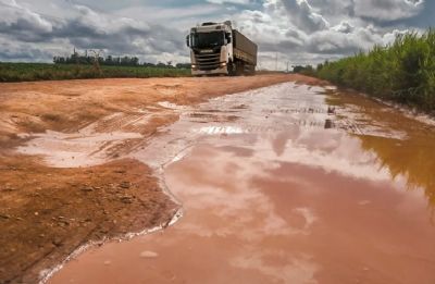 �s v�speras da colheita da soja, principal rodovia do oeste da Bahia est� em p�ssimas condi��es