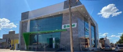 Mulher se torna a associada de n�mero 100 mil da Sicredi Araxingu ao abrir conta pelo WhatsApp Oficial da cooperativa