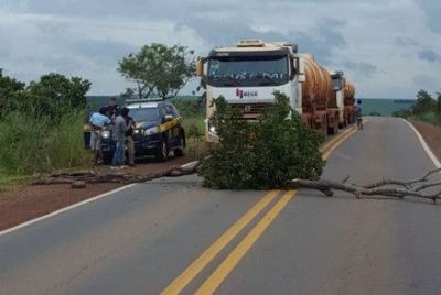 �ndios bloqueiam rodovias e cobram ped�gios no valor de  R$ 100,00