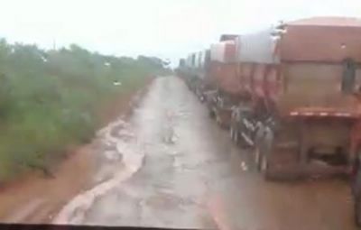 Motoristas encaram MT-322 mesmo com atoleiros e lama, percurso � entre Sucupira e Posto do Arnon