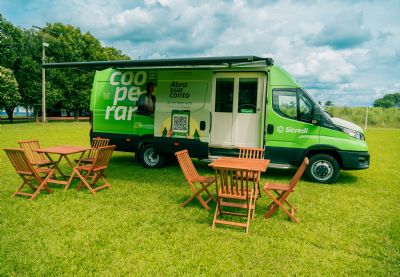 Sicredi Araxingu inaugura ag�ncia m�vel para atendimento da comunidade