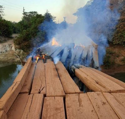Fogo � ateado sobre ponte do Rio Preto em Confresa