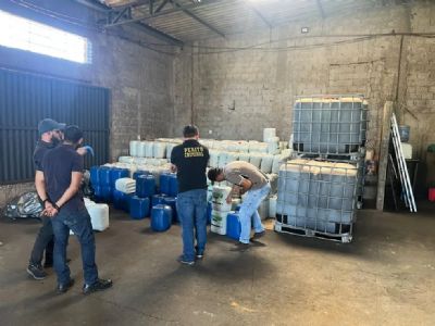 Mais de 5 mil litros de defensivos agr�colas s�o apreendidos por suspeita de contrabando em MT