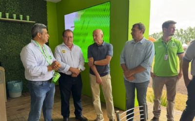 Vice-governador de Mato Grosso visita stand do Sicredi durante Dinetec 2025