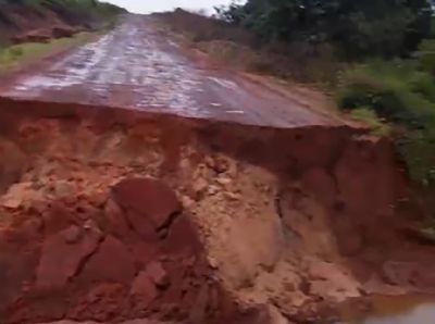 MT-322 est� interditada pr�ximo a Espig�o do Leste ap�s bueiro �rodar� com a for�a da �gua