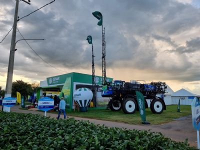 M�quinas E Equipamentos Agr�colas Atraem P�blico Para O Estande Do Senar-MT Na Show Safra