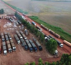 Fila de caminh�es na MT 322 e BR 158 causa transtorno na entrada dos armaz�ns; v�deo