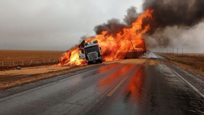 Casal e beb� de 10 meses morrem carbonizados em acidente entre carretas na BR-163 em MT