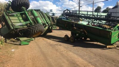 Colheitadeira sem freio desce avenida em alta velocidade e capota em SC; V�deo