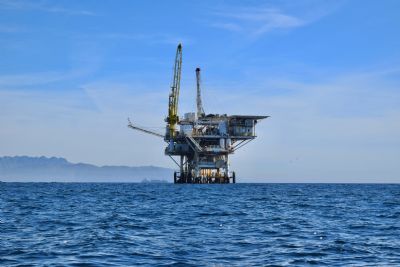 Petr�leo fecha est�vel com tens�o em Ormuz e expectativa de acordo